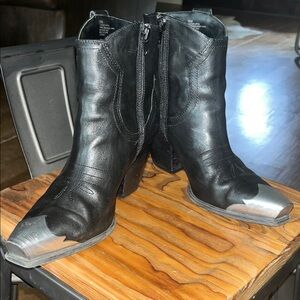 Gianni Bini Black Leather Metal Toe Bootie size 8